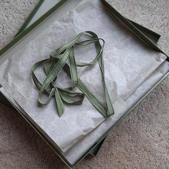 Gucci Scarf - like new still in packaging - Picture 4 of 12